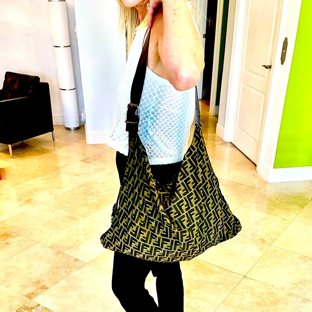 Fendi Shoulder/Cross Body. Gunmetal hardware. Inside zip pouch attached on cord